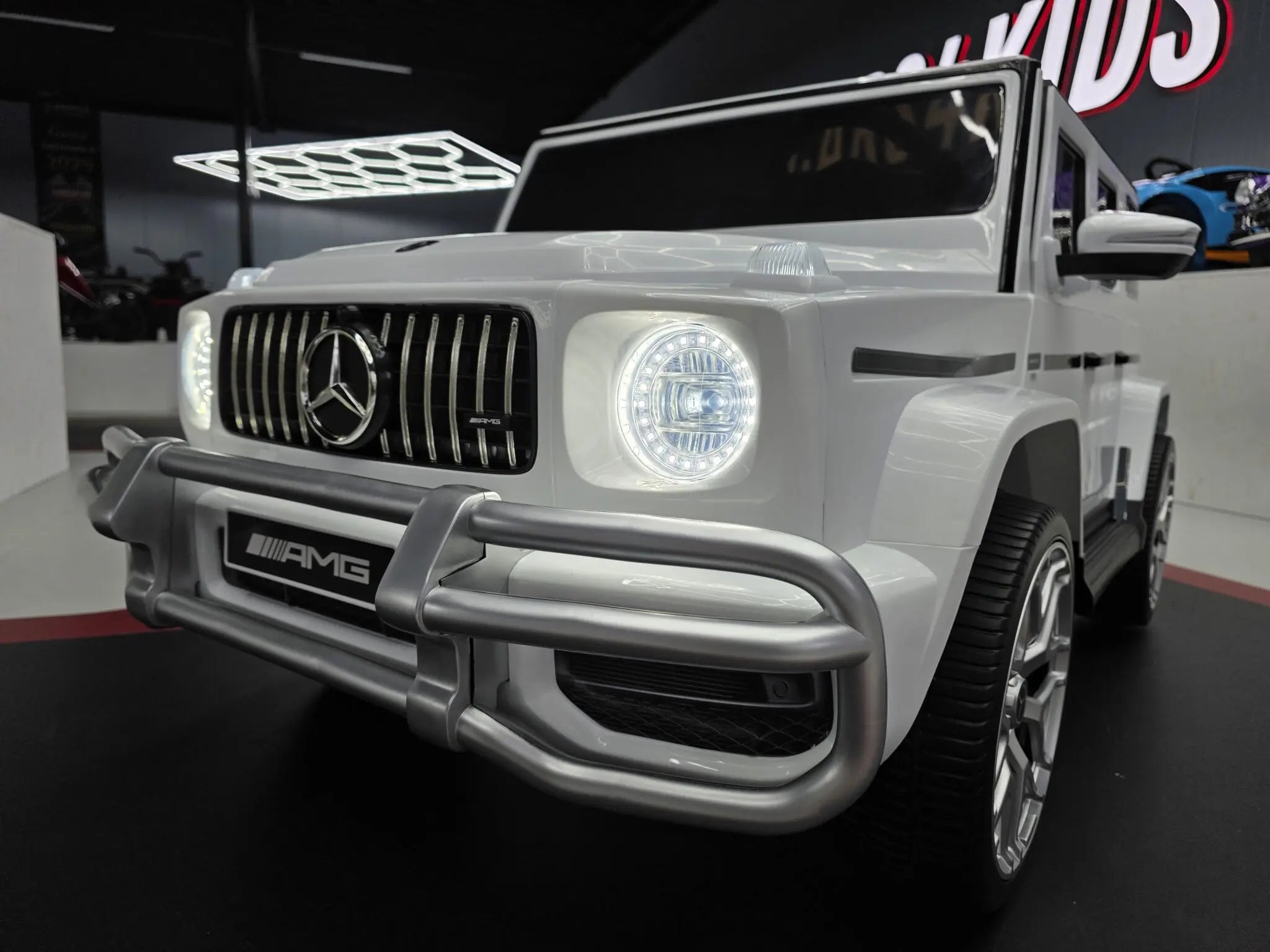 Mercedes G63 AMG 2-Sitzer Kinder Elektroauto lizenziert in weiß oder schwarz – Leder, 8km/h, EVA, Fernbedienung, MP3, Stoßdämpfer