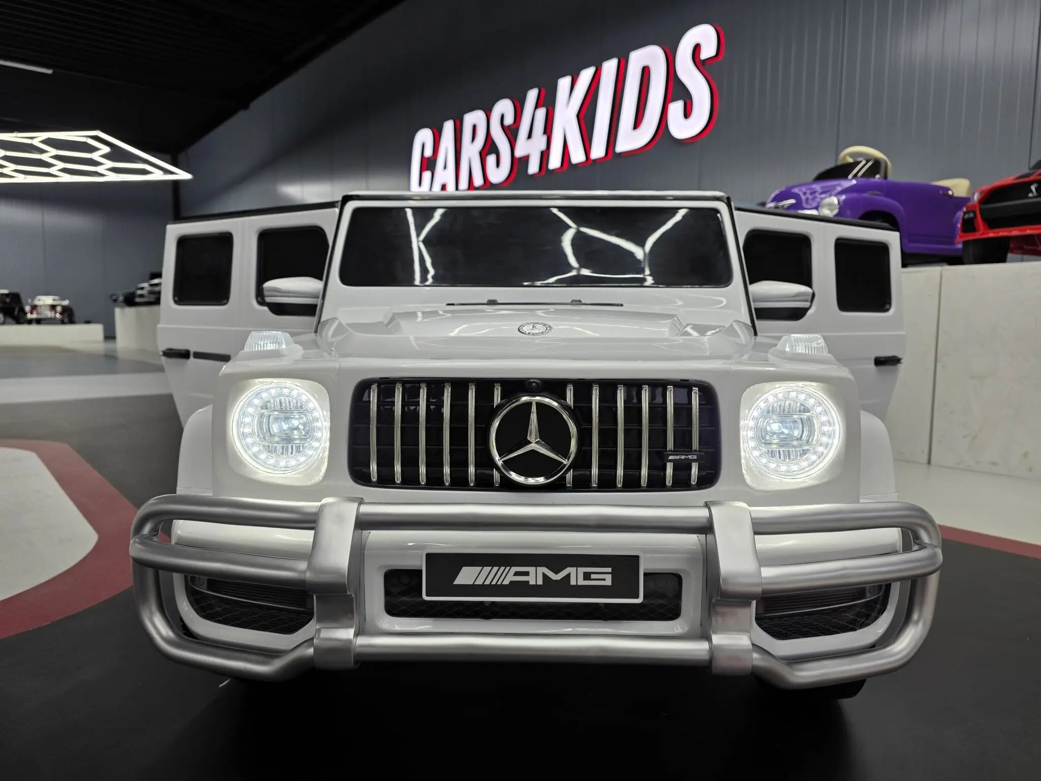 Mercedes G63 AMG 2-Sitzer Kinder Elektroauto lizenziert in weiß oder schwarz – Leder, 8km/h, EVA, Fernbedienung, MP3, Stoßdämpfer