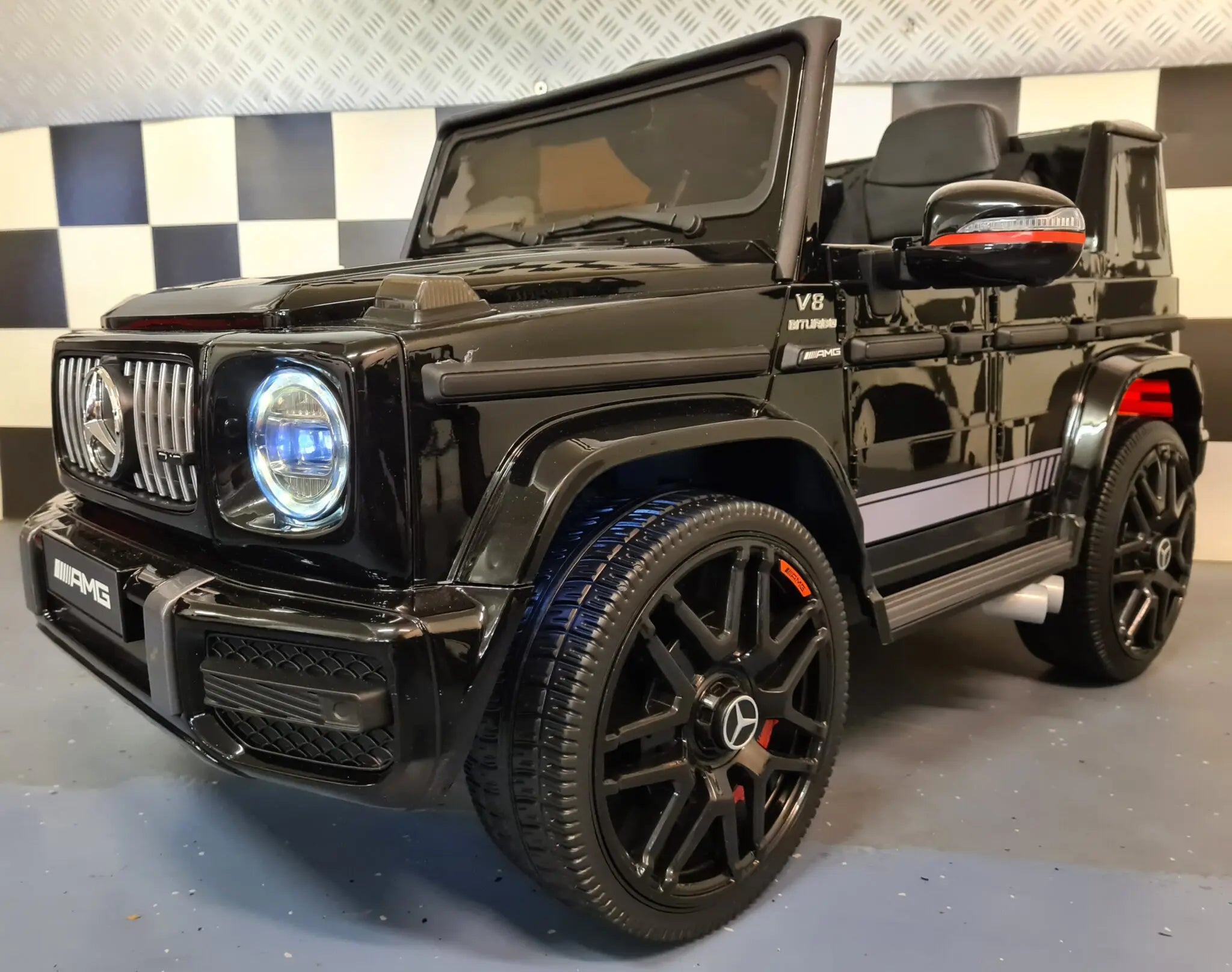 Mercedes G63 AMG in Schwarz – Kinder Elektroauto lizenziert mit Ledersitzen, Vollgummireifen, Fernbedienung, MP3, Stoßdämpfer