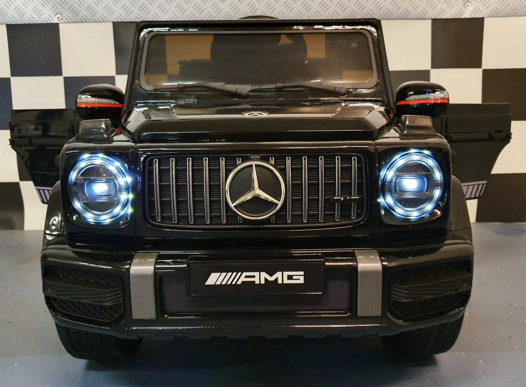 Mercedes G63 AMG in Schwarz – Kinder Elektroauto lizenziert mit Ledersitzen, Vollgummireifen, Fernbedienung, MP3, Stoßdämpfer