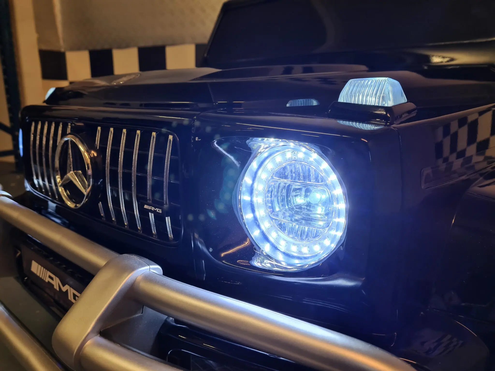 Mercedes G63 AMG 2-Sitzer Kinder Elektroauto lizenziert in weiß oder schwarz – Leder, 8km/h, EVA, Fernbedienung, MP3, Stoßdämpfer