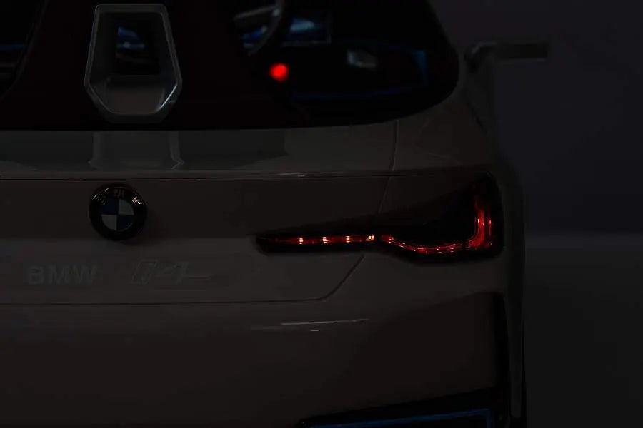 BMW i4 Kinder Elektrofahrzeug – 12V, Leder, EVA, Fernbedienung, LED, Lizenziert