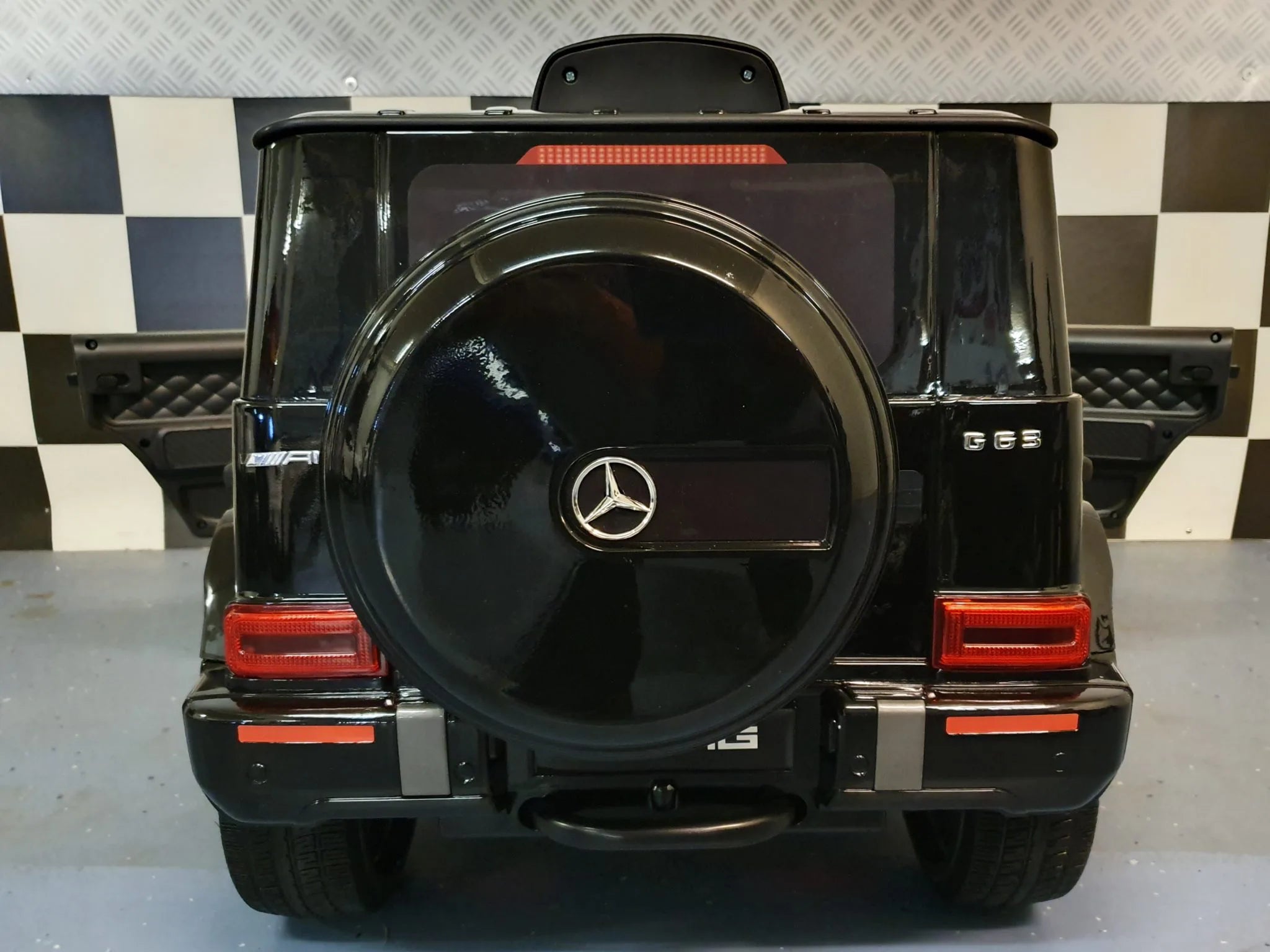 Mercedes G63 AMG in Schwarz – Kinder Elektroauto lizenziert mit Ledersitzen, Vollgummireifen, Fernbedienung, MP3, Stoßdämpfer