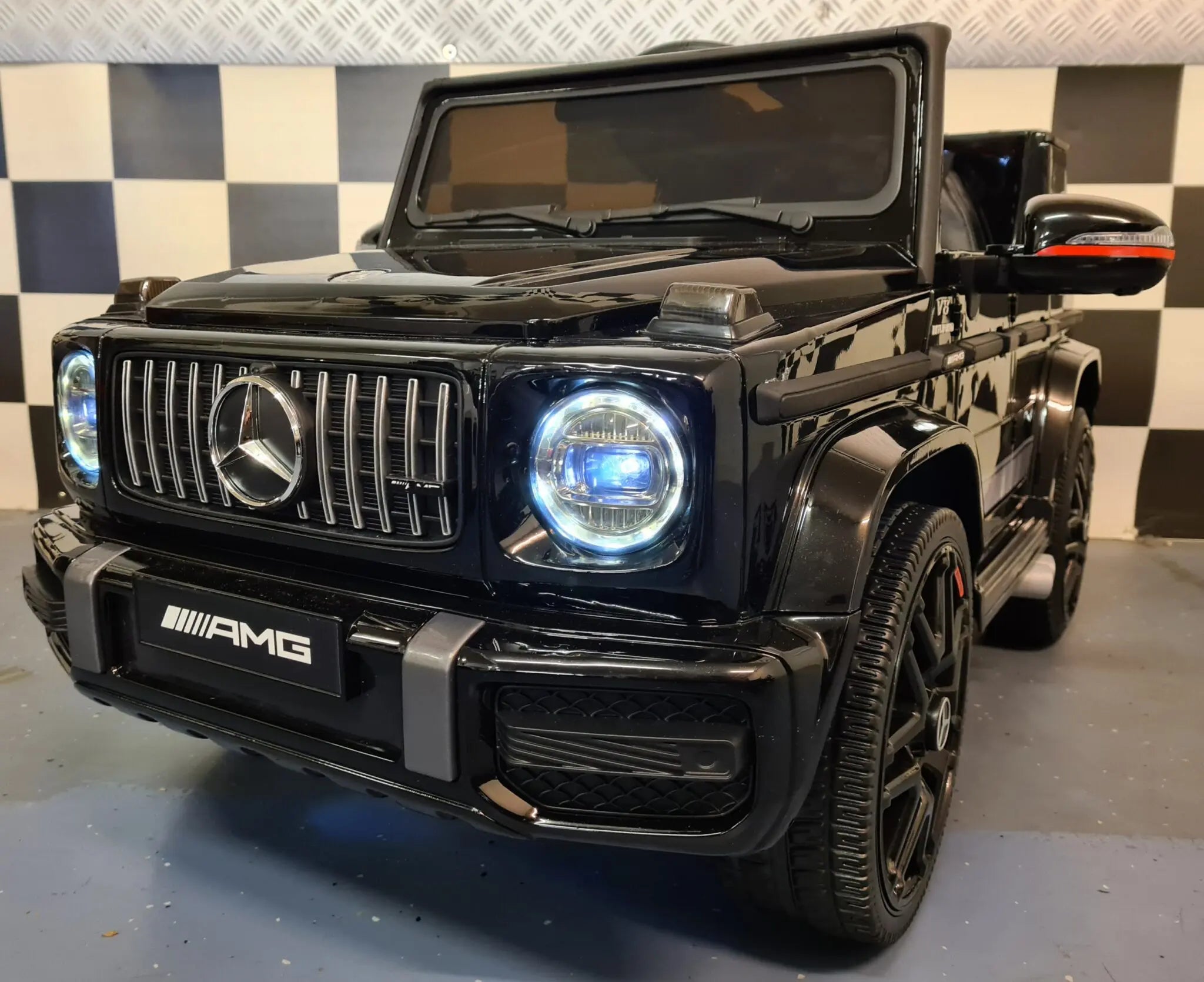 Mercedes G63 AMG in Schwarz – Kinder Elektroauto lizenziert mit Ledersitzen, Vollgummireifen, Fernbedienung, MP3, Stoßdämpfer