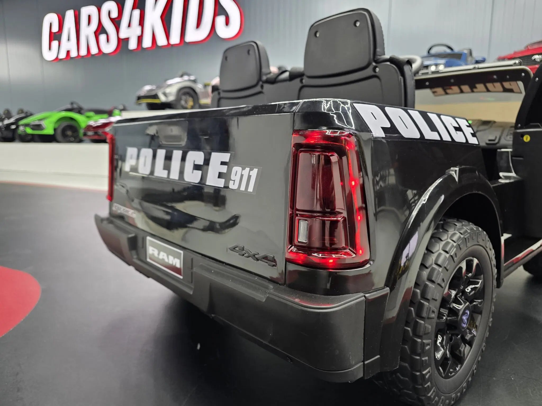 Polizei Dodge RAM Elektro Kinderauto - Mit Ledersitz und EVA Reifen, Bluetooth, Federung, Fernbedienung, MP3
